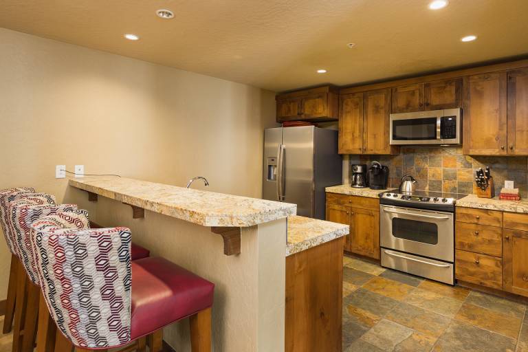 Family-oriented condo with fast internet, jacuzzi & heated pool | Mountain view | Close to the ski | Dogs allowed — photo 3