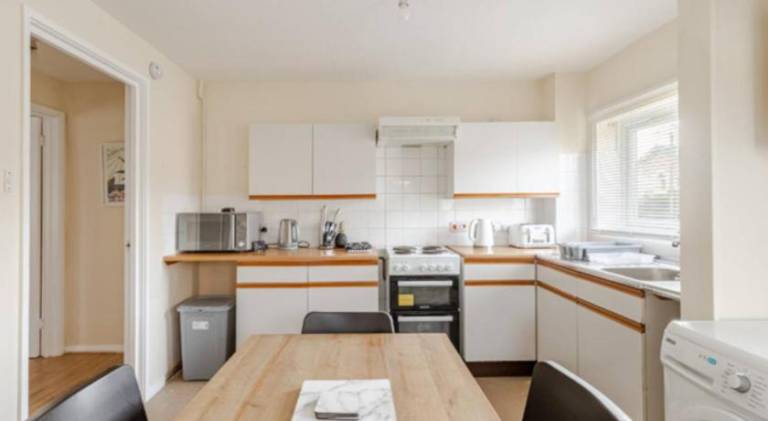 Cosy House- Sleeps 7 Centrally Located Free Parking, Fast WIFI Smart Tv with Sky and Netflix Busines — photo 2