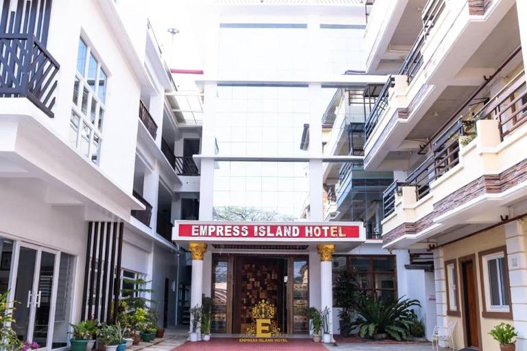 Empress Island Hotel in Alaminos
