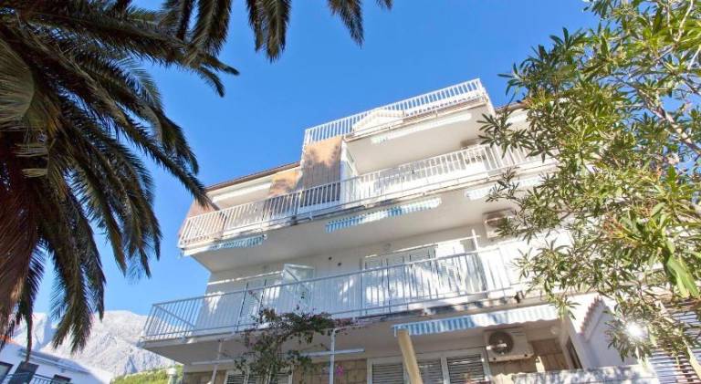 Lovely holiday apartment with patio, yard & BBQ | Close to the beach | Dogs allowed in Brela