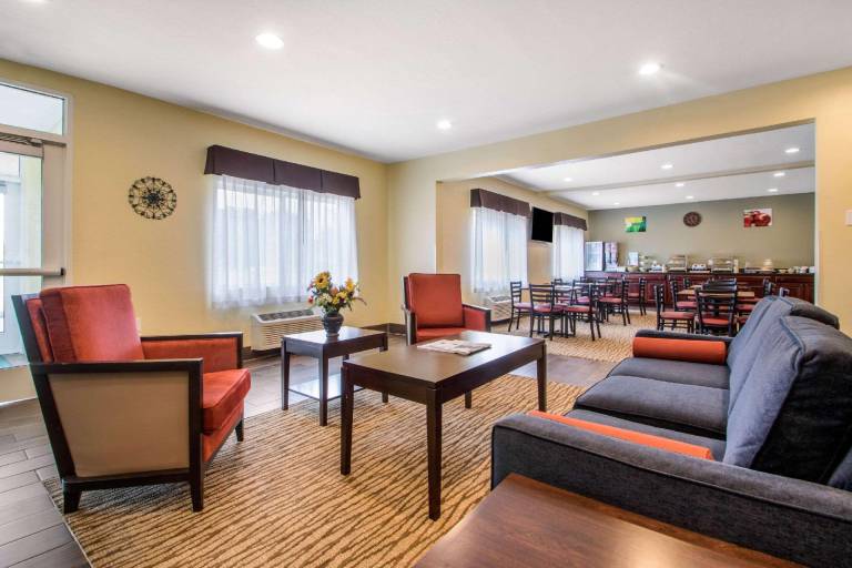 Comfort Inn & Suites — photo 4