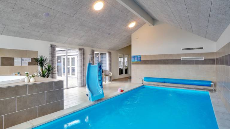 Vacation home with yard, sauna & private pool — photo 3