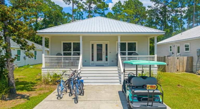 Charming house | Dogs allowed in Santa Rosa, AL