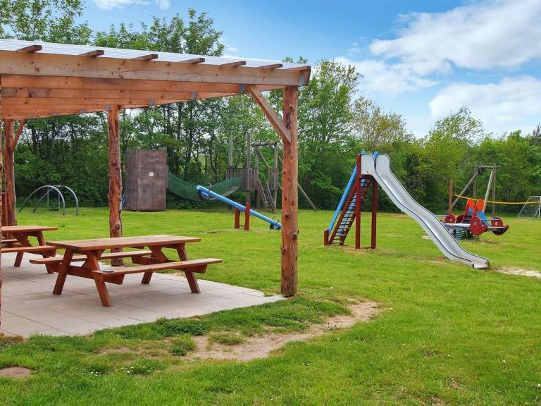 Child-friendly vacation home with grill, patio & pool | Pets are welcome — photo 4