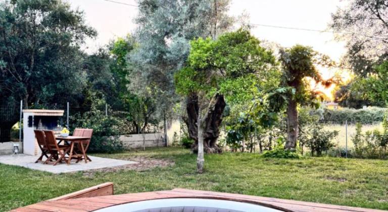Rental apartment with yard, barbecue & patio — photo 3