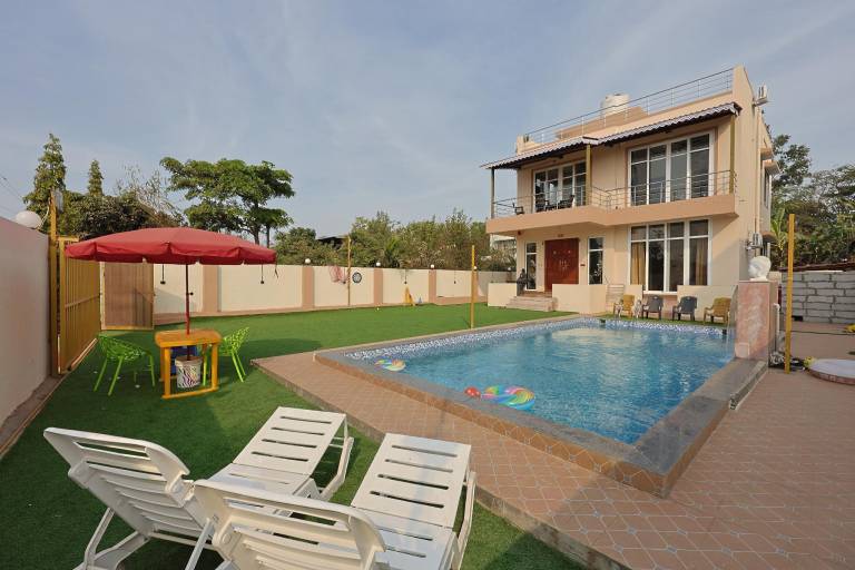 Big house with pool, terrace & yard | Pet-friendly — photo 3
