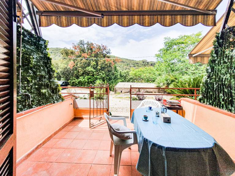 Rental apartment with patio & barbeque | Mountain view — photo 2