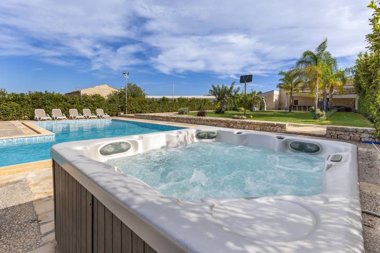 Villa 'Antica Aia Relax' with Private Pool, Wi-Fi and Air Conditioning in Ragusa