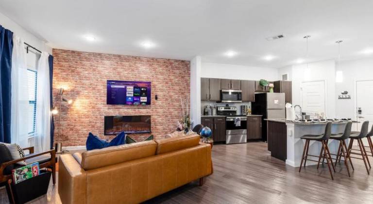 Upscale 1br Pool&gym Utsa Centrally Located! — photo 3