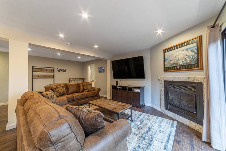 Family-friendly condo with jacuzzi, barbeque & yard | Mountain view | Ski nearby | Pet-friendly — photo 2