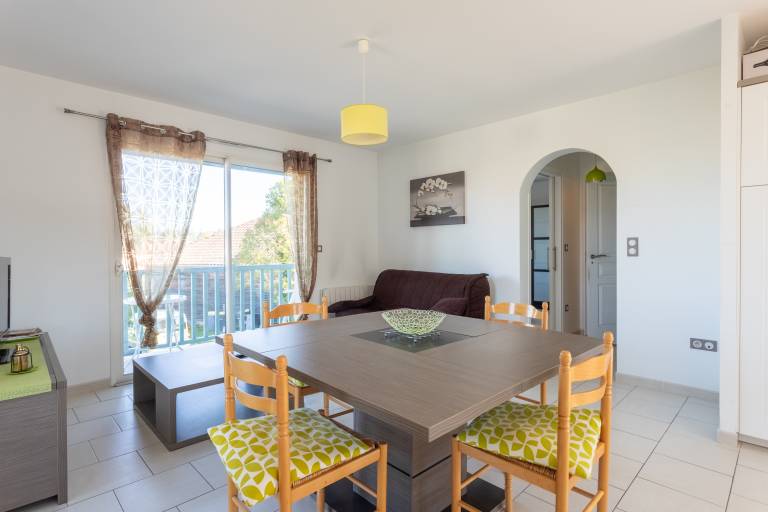 Family-oriented holiday apartment with fast internet & terrace | City view | Pets are welcome — photo 2