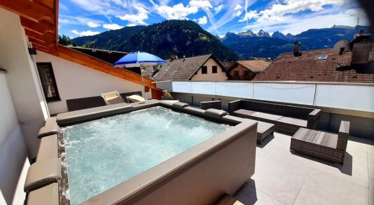 Nice house with sauna, hot tub & patio | Pet-friendly — photo 3