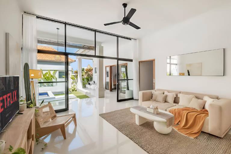 Family-friendly beautiful house with terrace, private pool & yard | Good for workation | Pets are welcome — photo 3