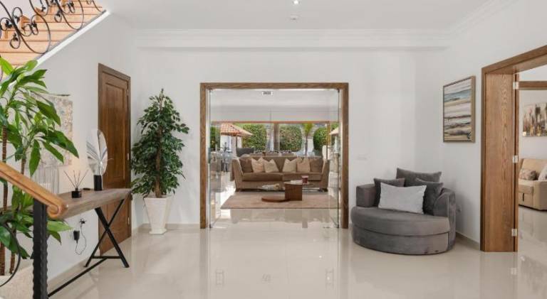 Fully equipped villa with private pool, terrace & hot tub | Suitable for remote work | Pets allowed — photo 5