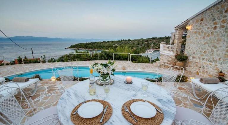 Villa with terrace, yard & private pool | Perfect for remote work — photo 3