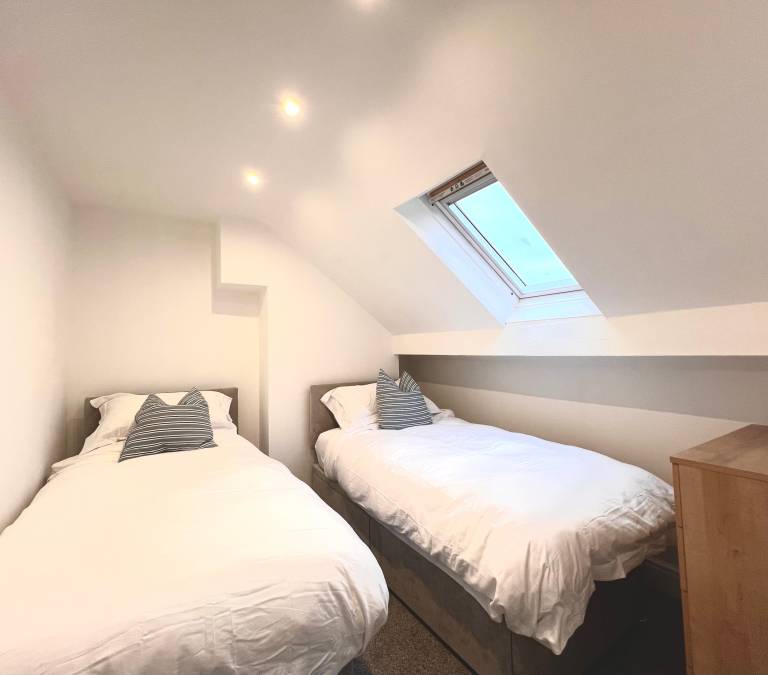 4 Bed House Sleeps 8 - Garden, Pets, Near Beach — photo 4