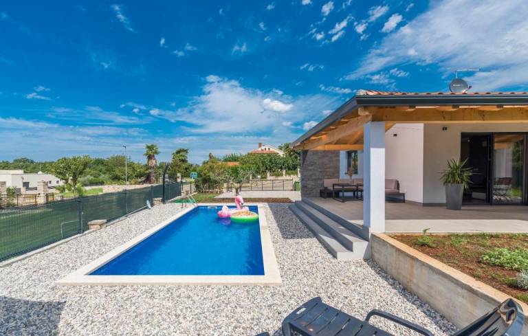 Villa with garden, grill & private pool in Novigrad