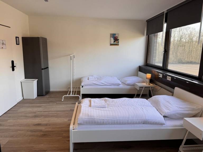 Vierbettzimmer Dusche WC 1 Schlafraum