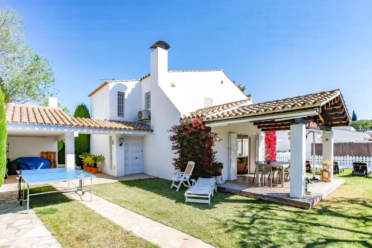 Just 10 minutes from Sitges, house with private garden and pool- in Sitges