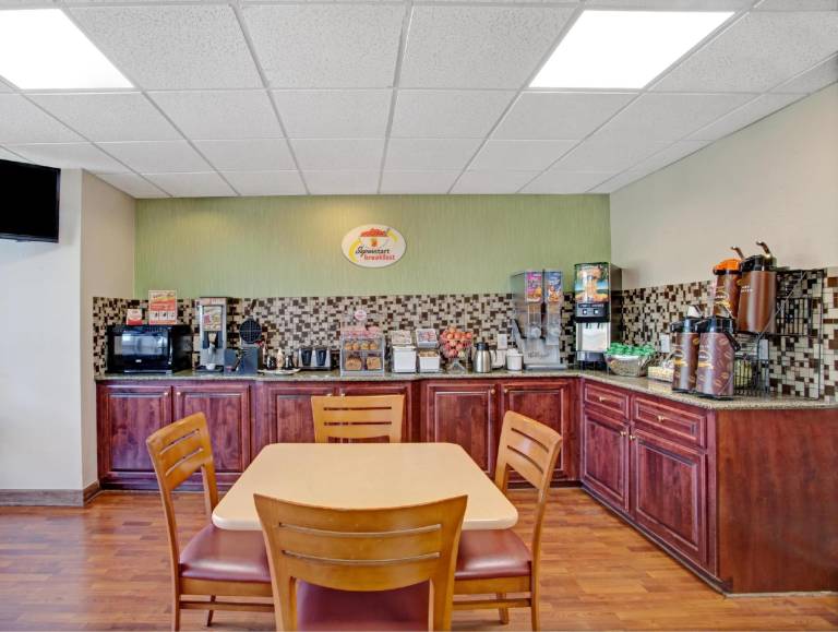Super 8 By Wyndham Knoxville East — photo 4
