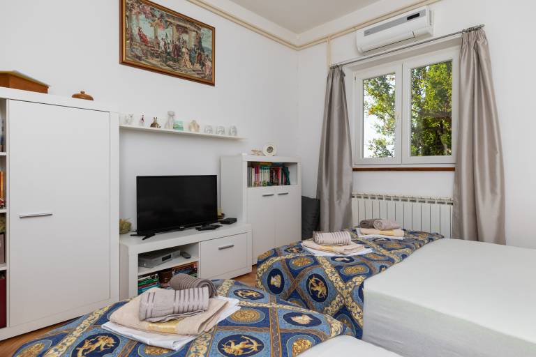 Two bedroom apartment with terrace and sea view Pisak, Omiš (A-5975-f) — photo 4