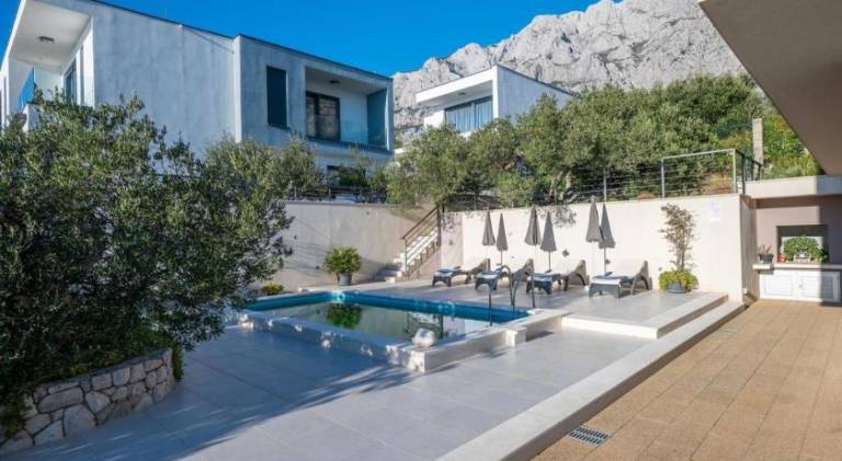 Villa with pool — photo 4