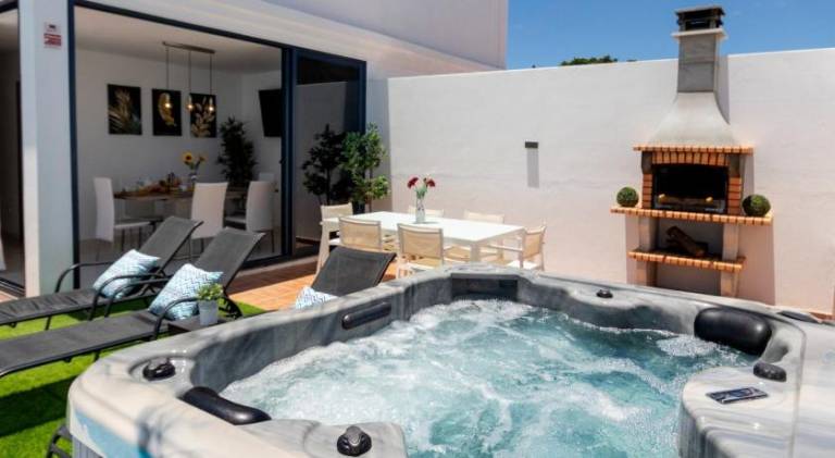 Villa with jacuzzi, garden & patio — photo 4