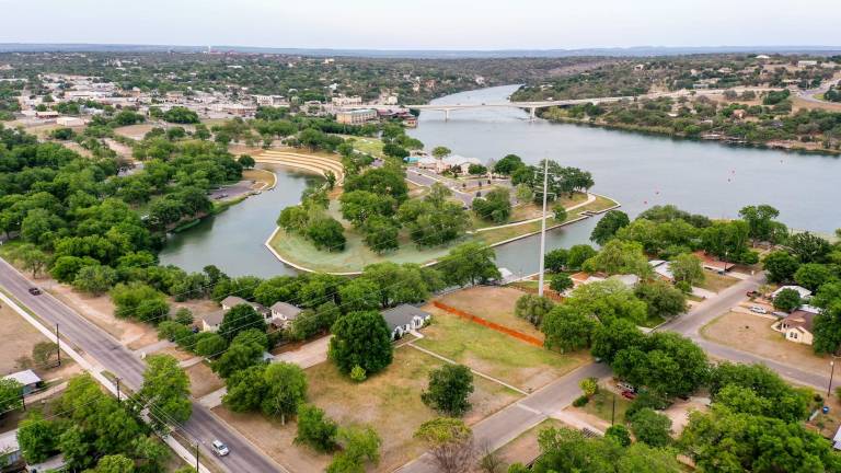 Lake Marble Falls Waterfront House Wet Slip Huge Yard — photo 3