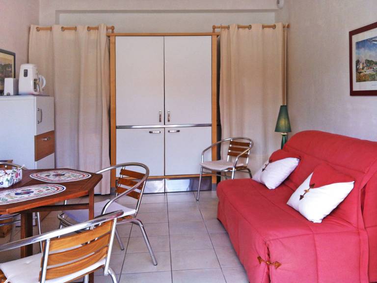 Holiday apartment with BBQ, patio & yard — photo 4