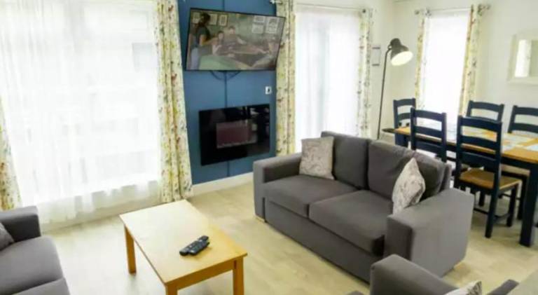 Oakdene 3 Bedroom Signature Lodge with Hot Tub — photo 2