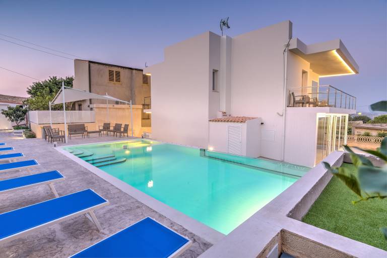 Apartment "Villa Vani - Appartamento 1" with Sea View, Pool, Terrace & Wi-Fi in Ragusa