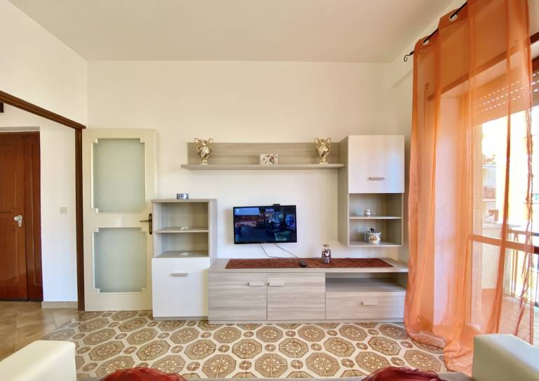 Rental apartment with patio — photo 3