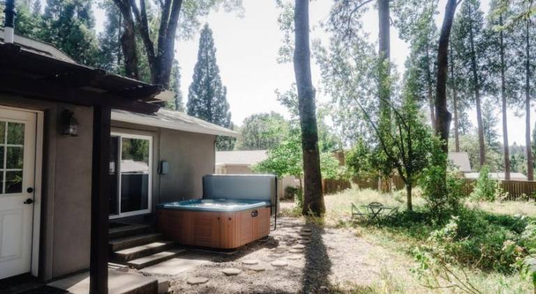 Vacation home with jacuzzi | Pets allowed — photo 4
