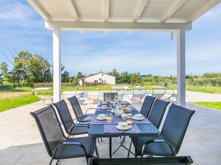Vacation home with barbecue, private pool & terrace — photo 2