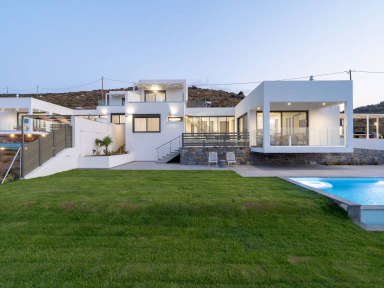 Spacious house with patio, private pool & yard | Dogs allowed — photo 2