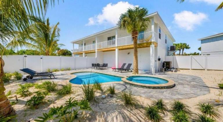 Villa with pool & jacuzzi | Pet-friendly in Bradenton, FL