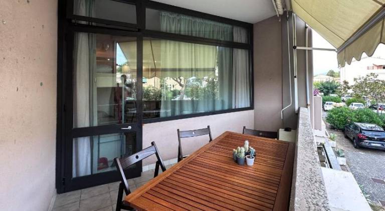 Serviced apartment with garden & patio — photo 4