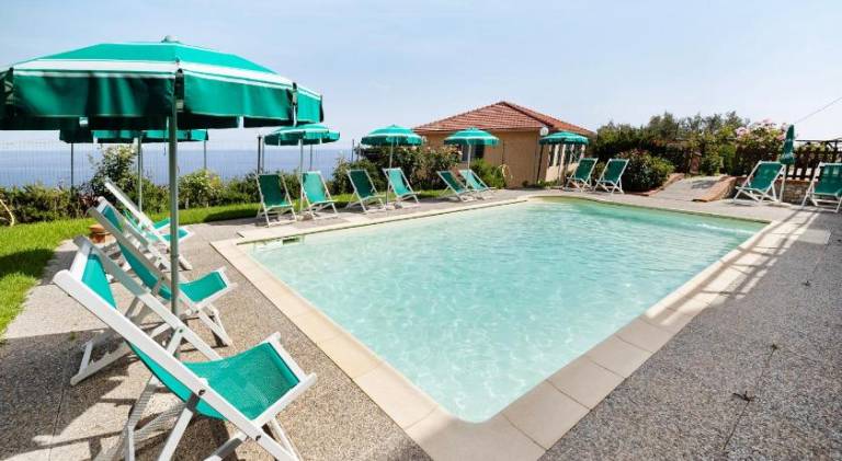 Farm with pool & yard in Finale Ligure
