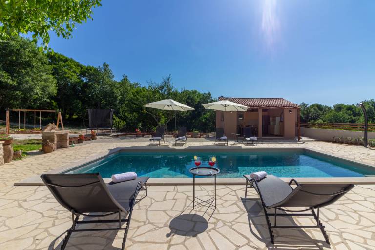 Villa with pool, barbecue & terrace — photo 2
