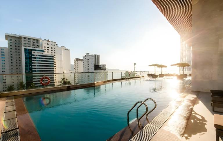 Rental apartment with terrace, pool & yard — photo 4