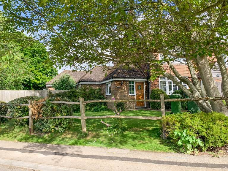 Family-oriented cottage with BBQ & garden | River view | Pet-friendly — photo 2