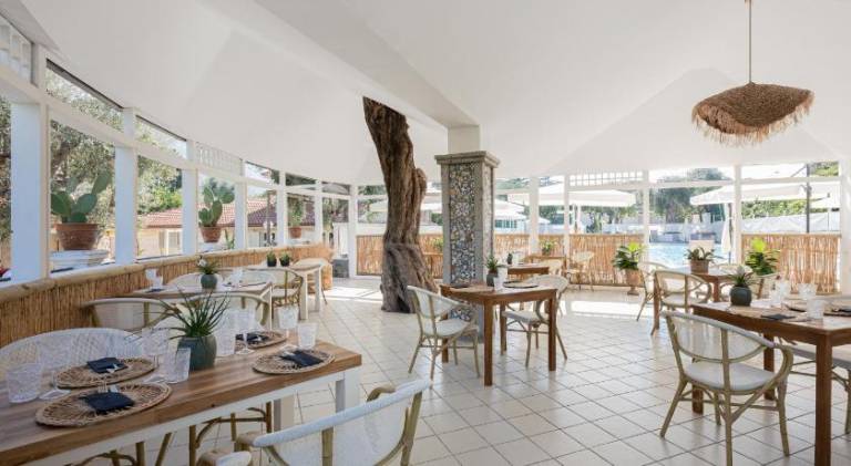 Bungalow with pool, terrace & yard — photo 3