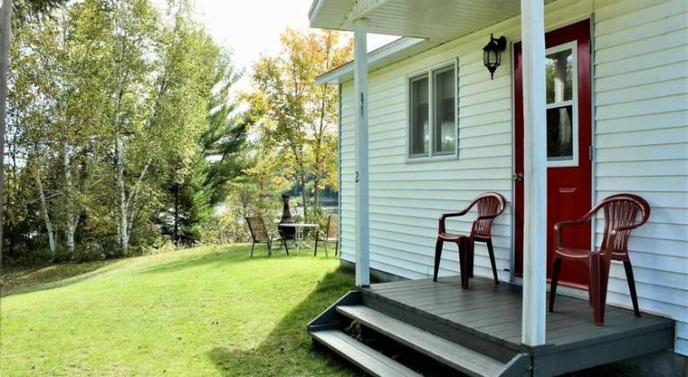 Chalet with garden & patio — photo 3