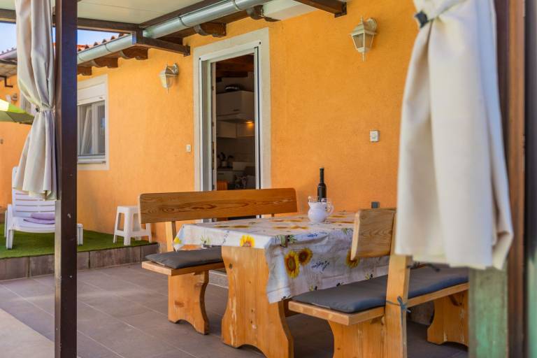 Holiday apartment with yard, private pool & terrace — photo 4