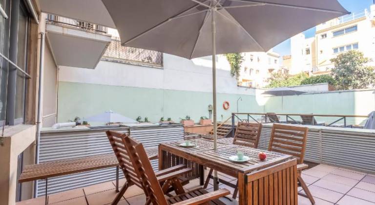 Spacious serviced apartment with patio & pool | Next to Casa Milà | Dogs allowed — photo 4