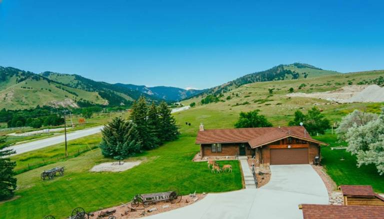 Family-oriented wonderful vacation home with pool, fast internet & BBQ | Mountain view | Dogs allowed — photo 2