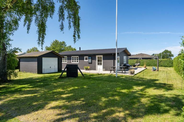 Vacation home with patio, BBQ & yard | Pets are welcome — photo 3