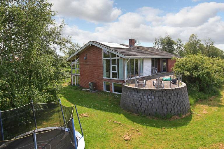Fully equipped big vacation home with pool, sauna & yard | Next to the beach | Pets are welcome in Haderslev