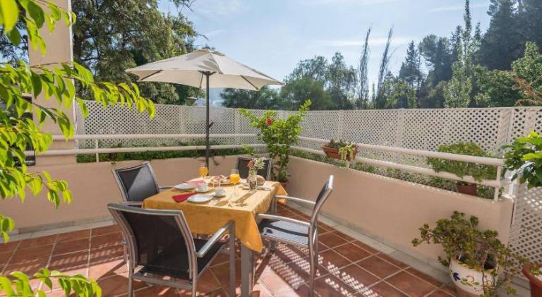 Holiday apartment with pool, patio & garden — photo 3