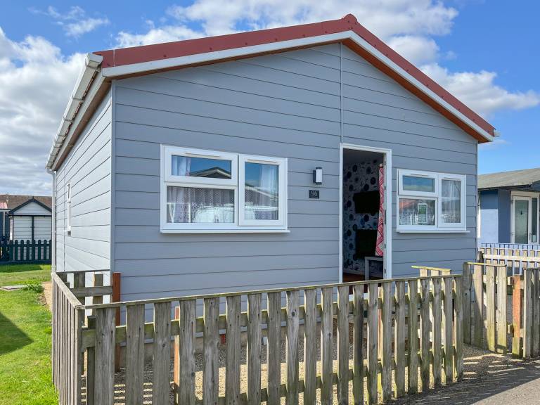 Family-oriented cottage with garden | River view | Pet-friendly in Bridlington
